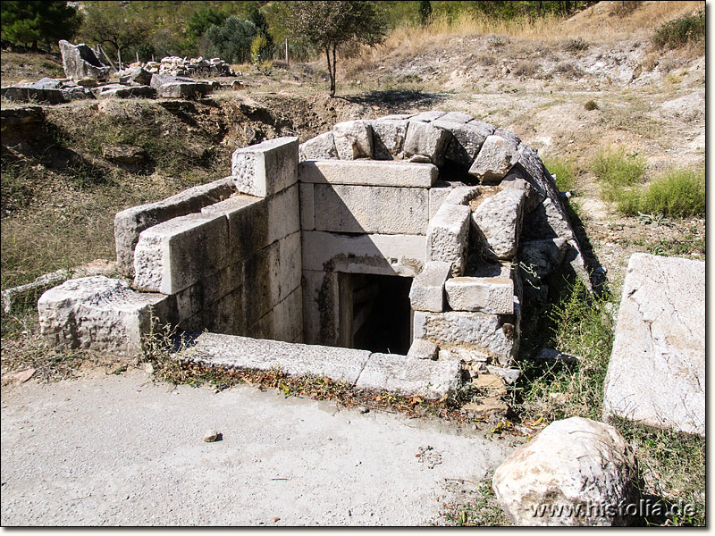 Stratonikeia in Karien - Grabkammer mit Gewölbe und Treppenabgang direkt vor dem Stadttor von Stratonikeia