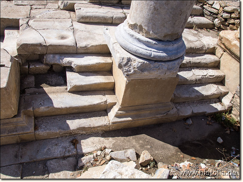 Stratonikeia in Karien - Stufen und Säulenreste des monumentalen Propylons zum Gymnasium von Stratonikeia