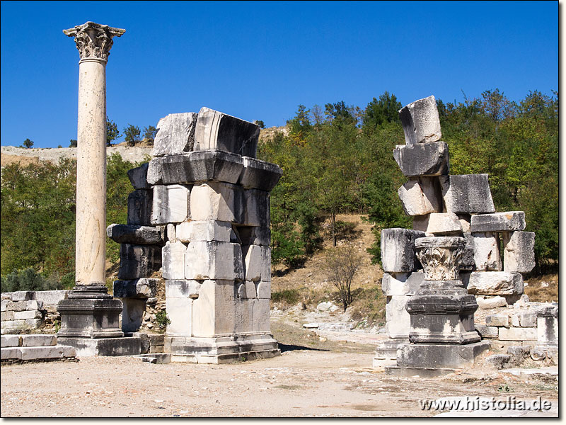 Stratonikeia in Karien - Das nördliches Stadttor mit korinthischer Säule von Stratonikeia