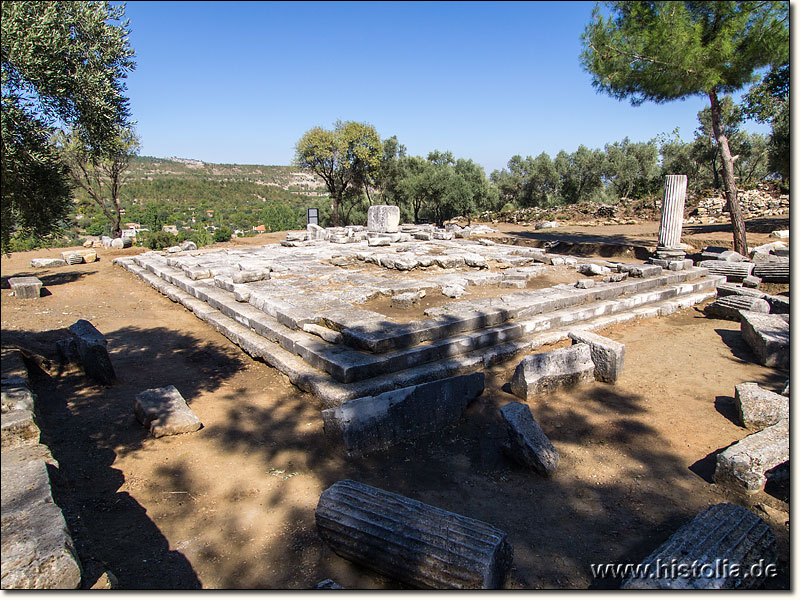 Stratonikeia in Karien - Die Fundamente des Apollon-Tempels oberhalb des Theaters von Stratonikeia