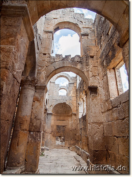 Alahan in Kilikien - Blick durch das rechte Seitenschiff der östlich gelegenen Hauptkirche von Alahan