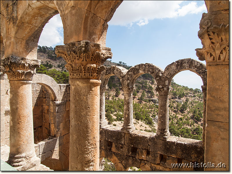 Alahan in Kilikien - Säulen- und Fensterdetails in der 'oberen Etage' der Hauptkirche von Alahan