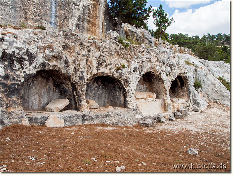 Alahan in Kilikien - Aus dem Fels gehauene Gräber und Sarkophage in der kleinen Nekropole von Alahan