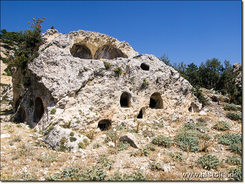 Alaoda in Kilikien - Mehrere in einen freistehenden Felsen gehauene Felsgräber in der Ost-Nekropole