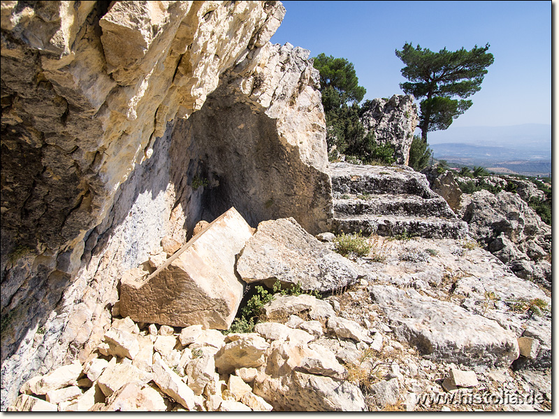 Alaoda in Kilikien - Felsengrab mit Einhausung, Deckel und Treppe in der Ost-Nekropole von Alaoda