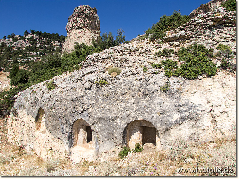 Alaoda in Kilikien - Kleinere Felsengräber in einem Felsvorsprung direkt unterhalb der Straße