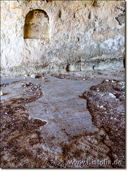 Alaoda in Kilikien - Reste des Mosaikfußbodens in der Felsenkirchen von Alaoda in Kilikien