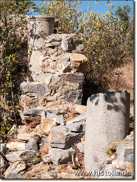 Antiochia ad Cragum in Kilikien - In einer Mauer verbaute Granitsäulen