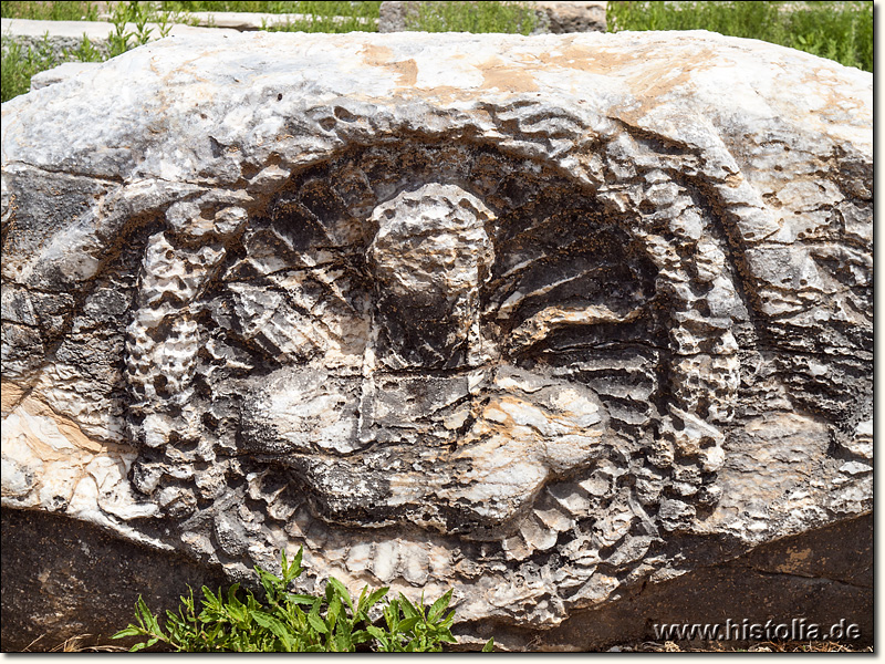 Antiochia ad Cragum in Kilikien - Emblem auf dem Dachgiebel eines römischen Tempels