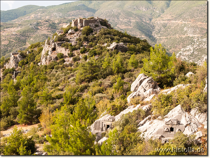 Direvli-Kalesi in Kilikien - römische Felsengräber, im Hintergrund die Burg von Direvli