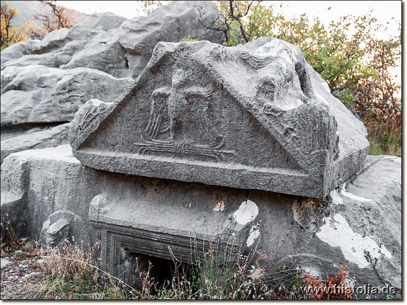 Direvli-Kalesi in Kilikien - Ein Greifvogel als Verzierung eines römischen Felsengrabes