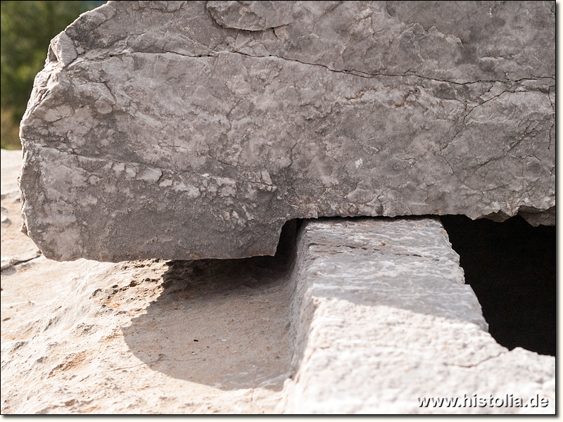 Direvli-Kalesi in Kilikien - genaue Passung sichtbar an einem gebrochenen Sarkophag-Deckel