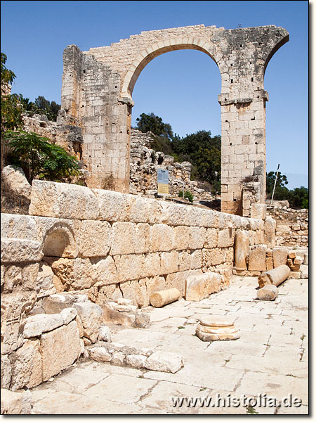 Elaiussa-Sebaste in Kilikien - Reparierter Aquädukt-Bogen, der vom Theater zum 'Palast' führt
