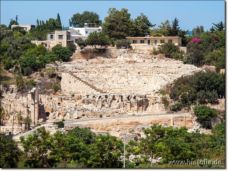Elaiussa-Sebaste in Kilikien - Blick vom 'Palast' über die Uferstraße zum Theater von Elaiussa-Sebaste