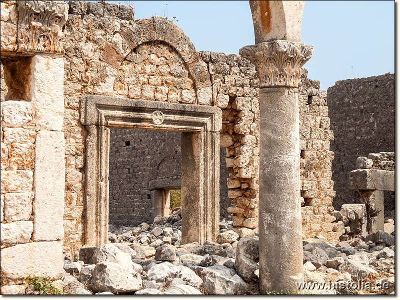 Kanytelleis in Kilikien - Der Eingangsbereich von der Basilika 1 südöstlich der Einsturzdoline