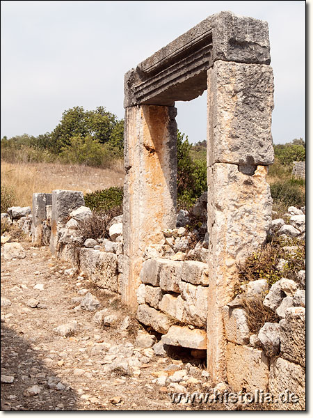 Kanytelleis in Kilikien - Eingangsportal der Basilika 3 nördlich der Einsturzdoline