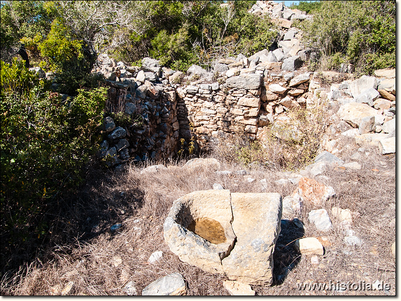 Kestros in Kilikien - Gebäudereste mit Steintränke im Nordteil von Kestros