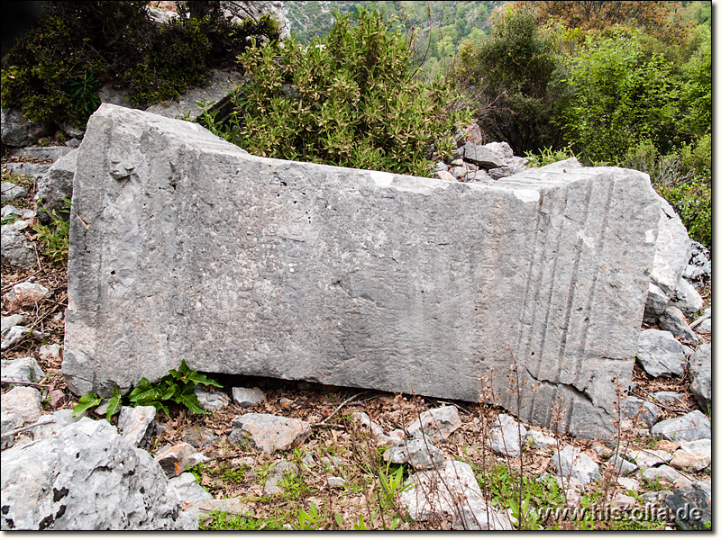 Laertes in Kilikien - Eines der vielen Statuenpodeste