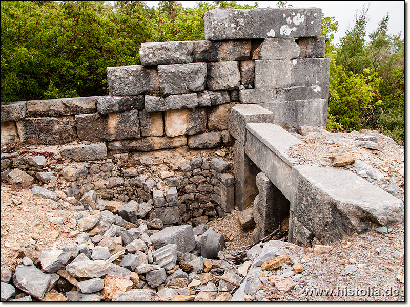 Lamos in Kilikien - Grabmal im Gelände-Sattel östlich der Akropolis von Lamos