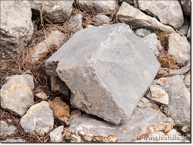 Lamos in Kilikien - Deckel eines Ossuars (Knochenkasten) auf der Akropolis von Lamos