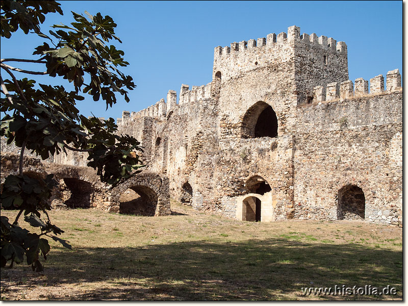 Mamure-Kalesi in Kilikien - Ansicht der Innenseite der Nordmauer; links die Gewölbe der Depots