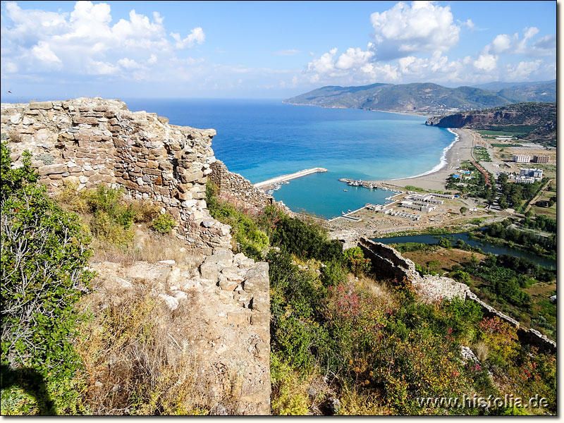 Selinus in Kilikien - Mauern der Akropolisfestung von Selinus; unten Hafen und Bucht von Gazipasa