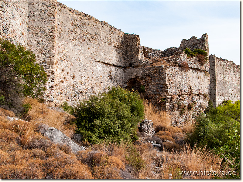 Softa-Kalesi in Kilikien - Obere Festungsmauer mit befestigtem Burgtor von Außen