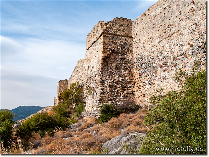 Softa-Kalesi in Kilikien - Obere Festungsmauer mit Festungstürmen, Blick nach Norden