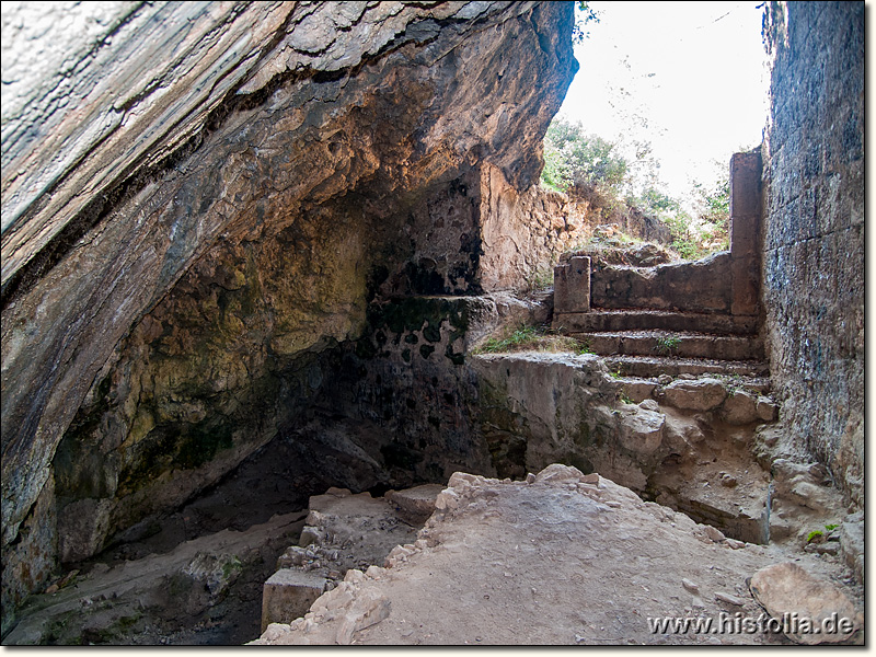 Syedra in Kilikien - Eingang und Eingangstreppe der Quellhöhle