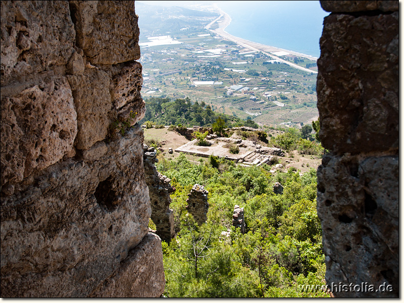 Syedra in Kilikien - Blick durch ein Fenster auf ein Tempelfundament