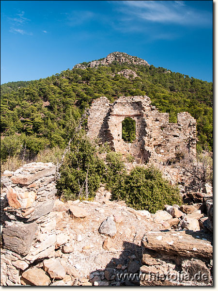 Titiopolis in Kilikien - Apsis der Basilika, im Vordergrund die Reste des Narthex