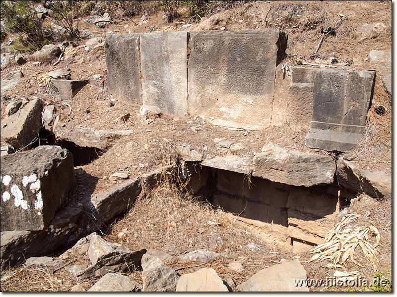 Titiopolis in Kilikien - Ein eingefasstes Grabmal in der Nekropole von Titiopolis
