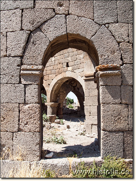 Barata in Lykaonien - Blick von Außen durch ein Fenster der Absis von Basilika 1