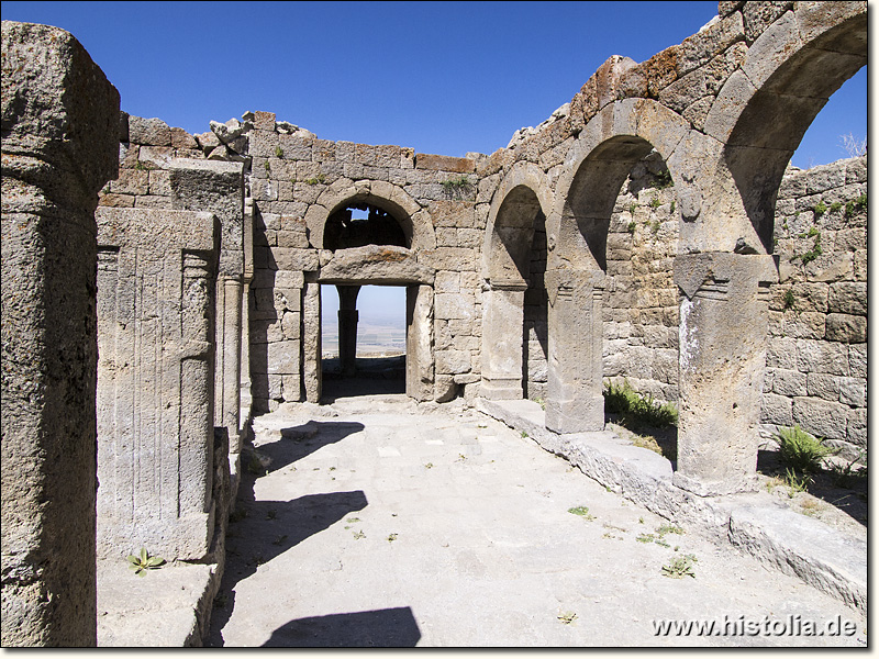 Barata in Lykaonien - Blick durch den Kirchenraum auf den Eingangsbereich und Narthex von Basilika 3