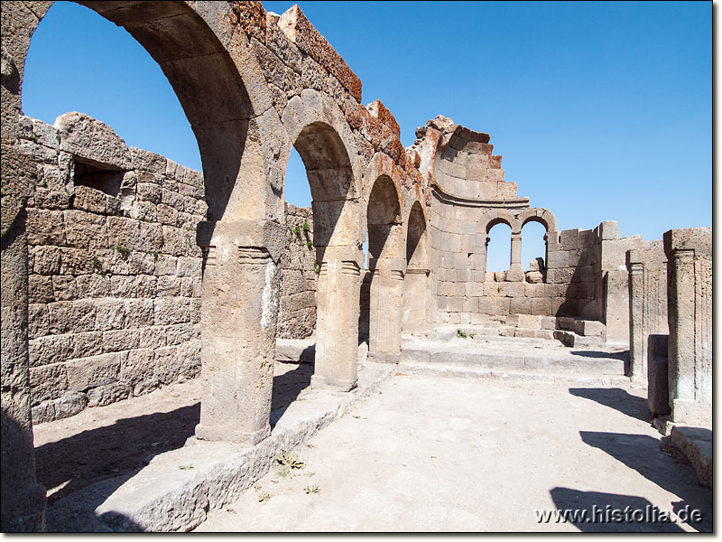 Barata in Lykaonien - Säulenreihe und Absis von Basilika 3 von Barata