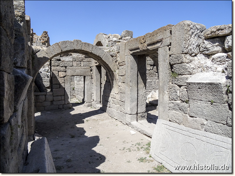 Barata in Lykaonien - Blick nach Norden durch den Narthex der Basilika 6 von Barata