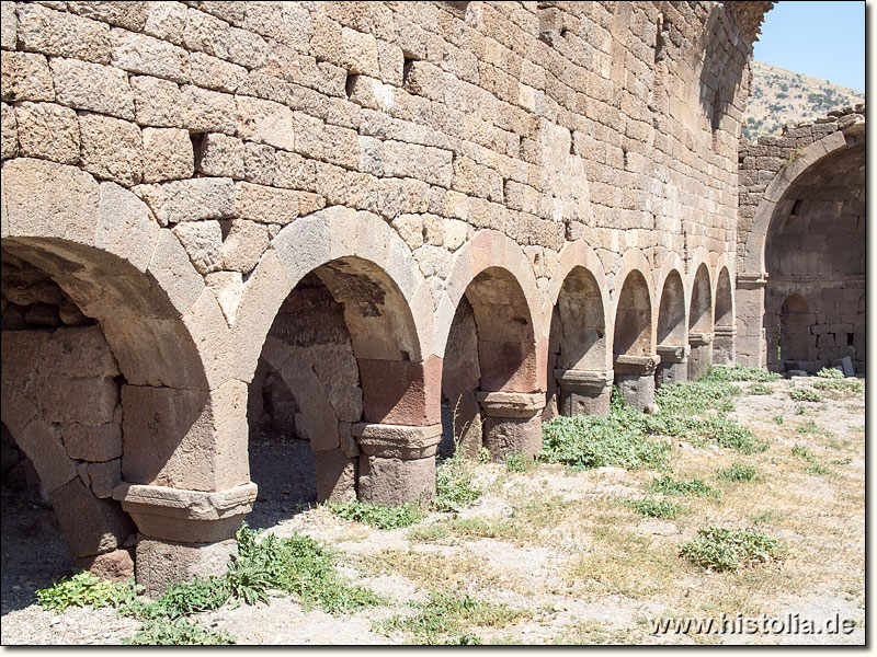 Barata in Lykaonien - Blick auf die Säulenreihe des nördlichen Seitenschiffes der Basilika 1 von Barata