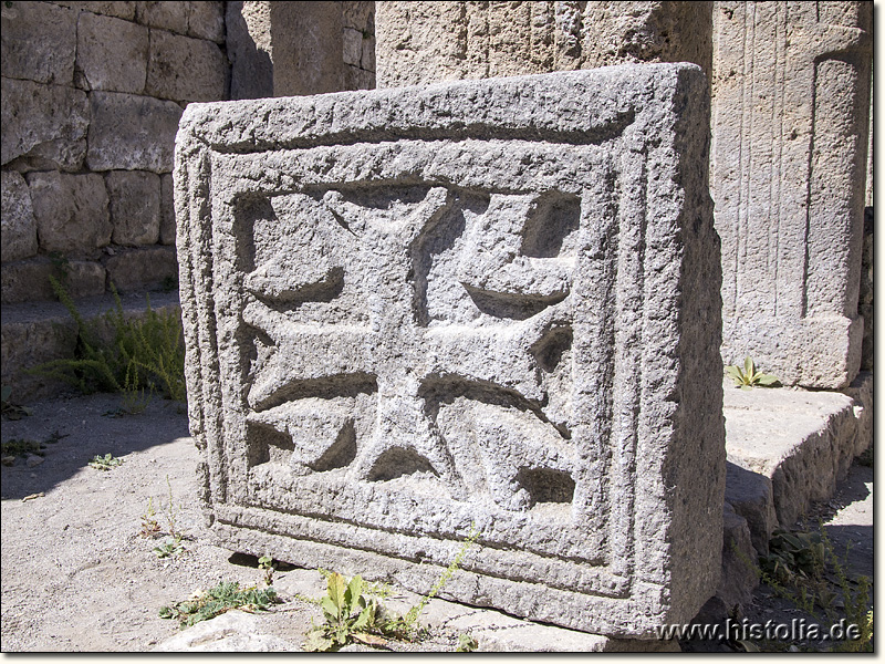 Barata in Lykaonien - Eine 'Schrankenplatte' mit Kreuzsymbol aus der Basilika 3 von Barata