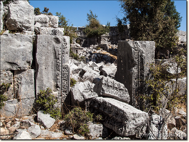 Akalissos in Lykien - Blick durch eine Tür vom Narthex in die Haupt-Absis der Basilika