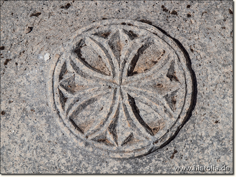 Akalissos in Lykien - Christliches Kreuz-Symbol auf einem Sarkophag-Deckel