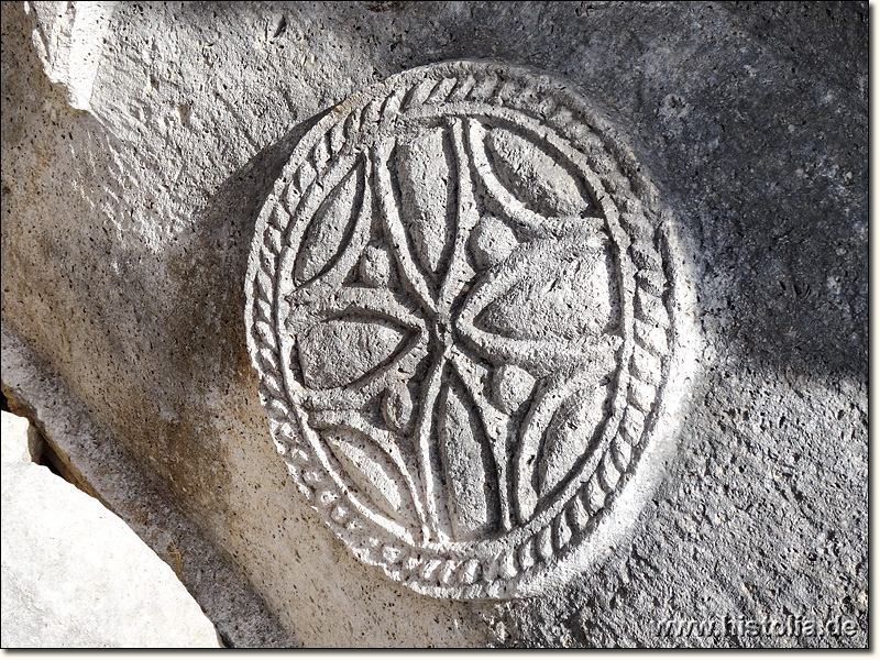 Akalissos in Lykien - Christliches Kreuz-Symbol auf einem Sarkophag-Deckel