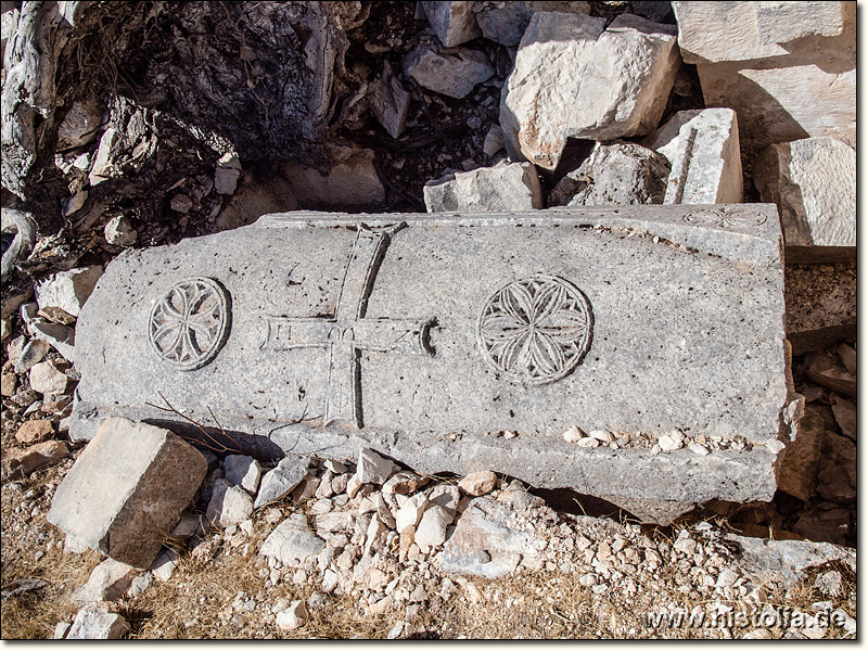 Akalissos in Lykien - Sarkophag-Deckel in einem Nebenraum der Basilika