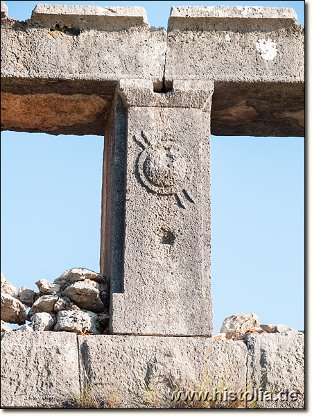 Andriake in Lykien - Schild und Speer, Verzierung an einem Fensterrahmen