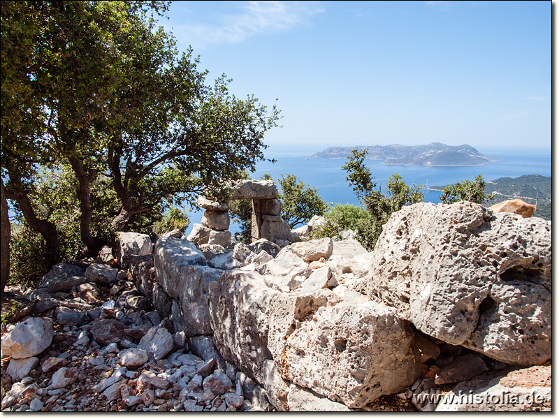 Antiphellos in Lykien - Wachturm oberhalb von Antiphellos, Ausblick auf die Insel Meis