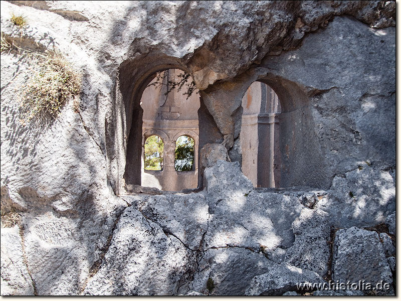 Arnabanda in Lykien - Blick durch die Fenster der südlichen Absis in die Trikonos-Basilika hinein