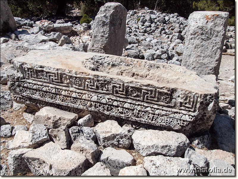 Arnabanda in Lykien - Reich verzierter Türsturz des Haupteinganges der Trikonos-Basilika