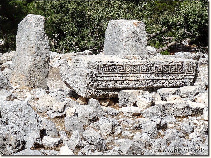 Arnabanda in Lykien - Reich verzierter Türsturz des Haupteinganges der Trikonos-Basilika