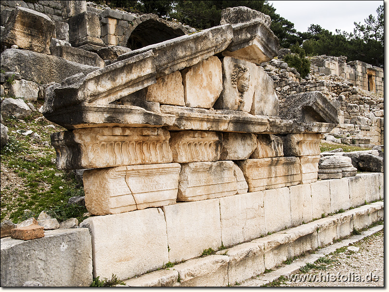 Arykanda in Lykien - Giebel eines römischen Tempelgrabes
