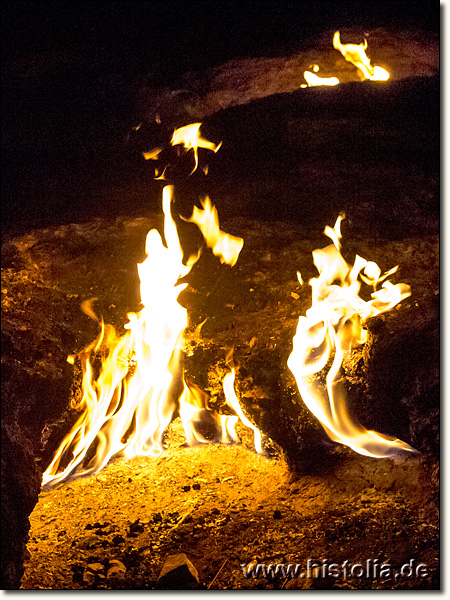 Chimera in Lykien - Eine der vielen 'ewigen', von Erdgas gespeißten Flammen der Chimera (Nachtaufnahme)