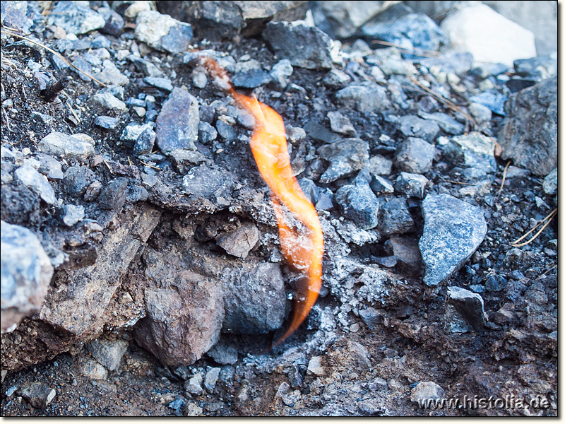 Chimera in Lykien - Kleine, spärliche Gasflamme etwa 650 Meter oberhalb der großen Gasfeldes von Chimera